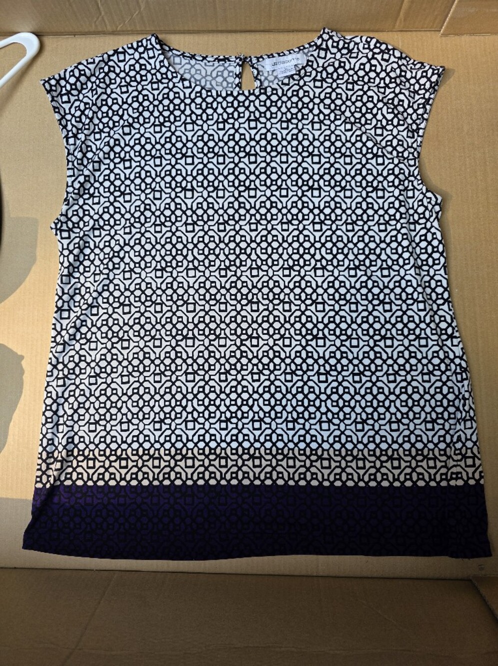 Liz Claiborne White/Eggplant Geometric Print Top